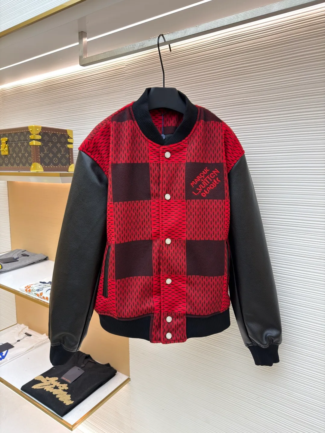 LOUIS VUITTON Plaid Logo Letter Beaded Embroidery Jacket ●Original version: Purchased and developed by 45646 ●Item number: 1681758-B95 ●Fabric: wool blended fabric ●Technology: Beaded embroidery production ●Color: red and black plaid ●Version: Fitted version ●Weight: about 1250 grams ●Size: 46-48-50-52 ●Description: The main body is made of contrasting plaid knitted fabric, with texture levels created through jacquard weaving technology. It is soft to the touch and has a crisp silhouette; the sleeves are spliced with matte leather and treated with scratch-resistant and wear-resistant treatment, giving it both texture and durability. The body of the garment is decorated with the brand's letter logo, using three-dimensional embroidery technology, with bright colors and clear texture to enhance recognition. The version is designed with a fitted baseball collar and is equipped with pearl button closure, making it easy to put on and take off. The ribbed collar, cuffs and hem enhance the fit and take into account windproofness and casual feel. The splicing of the whole garment adopts precision locking technology, with no exposed threads, and the size is measured manually (an error of 1-3CM is normal). The craftsmanship balances the softness of knitting and the toughness of leather, presenting the brand's trendy and advanced style. The overall wiring is straight and delicate, the fabric is comfortable and soft, and the color is consistent without color difference. It can be matched with the same style to create a fashionable look and control various occasions. Customized accessories, complete with three standards, same style for men and women!